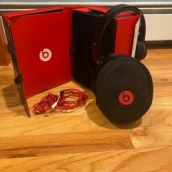 Beats by Dre with chords, box and storage case! - Picture 1 of 4